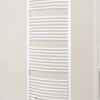 Weißer Schulte Design-Heizkörper Europa mit Mittelanschluss an der Wand.