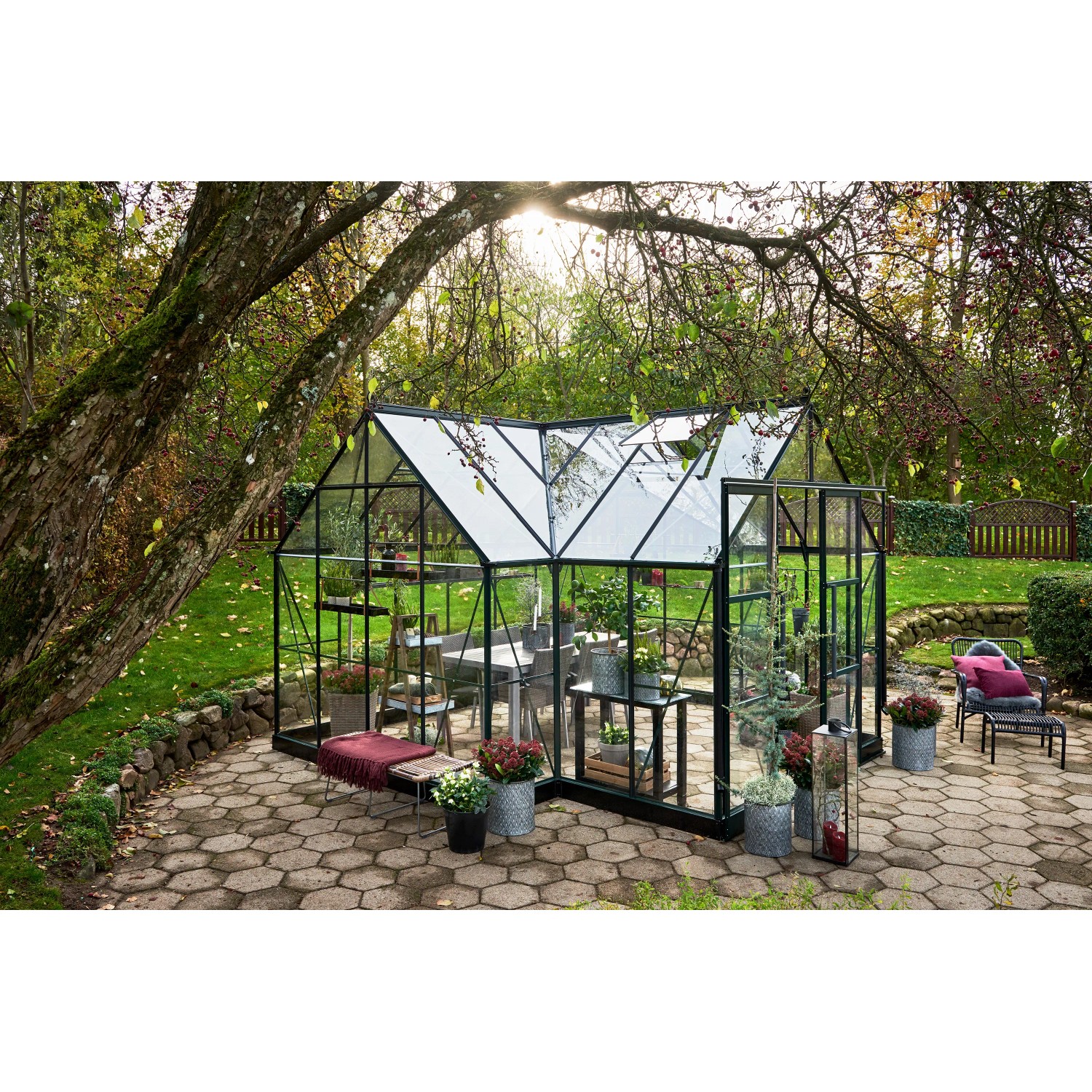 Halls Gewächshaus Garden Room, 12,9 m², grüne Aluminiumstruktur mit Sicherheitsglas im Garten.