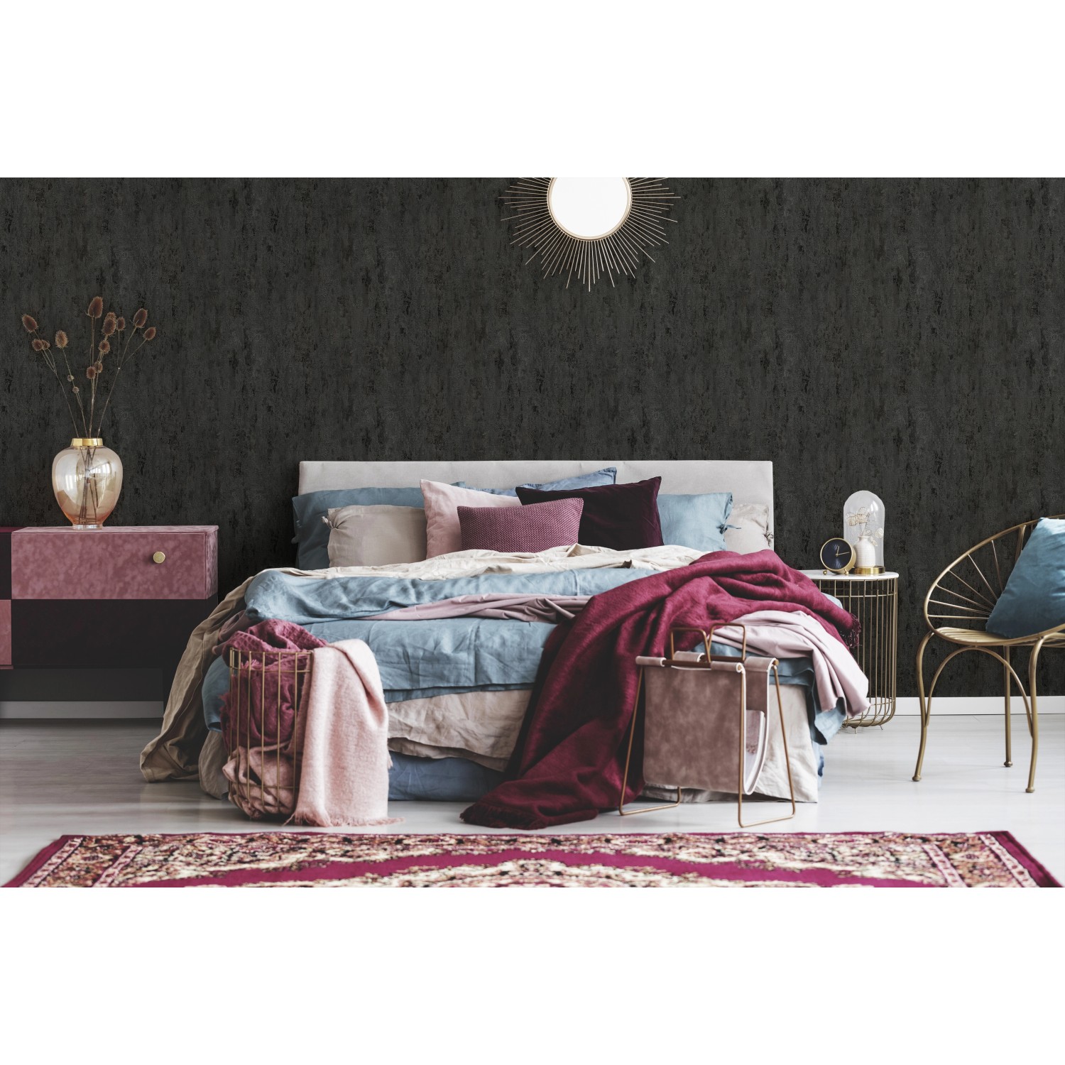 Schlafzimmer mit schwarzer Vliestapete Trendwall 2 Uni mit Glanz-Effekt.