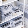 Transparente SmartStore Aufbewahrungsbox Classic 8 l mit Deckel im Regal.