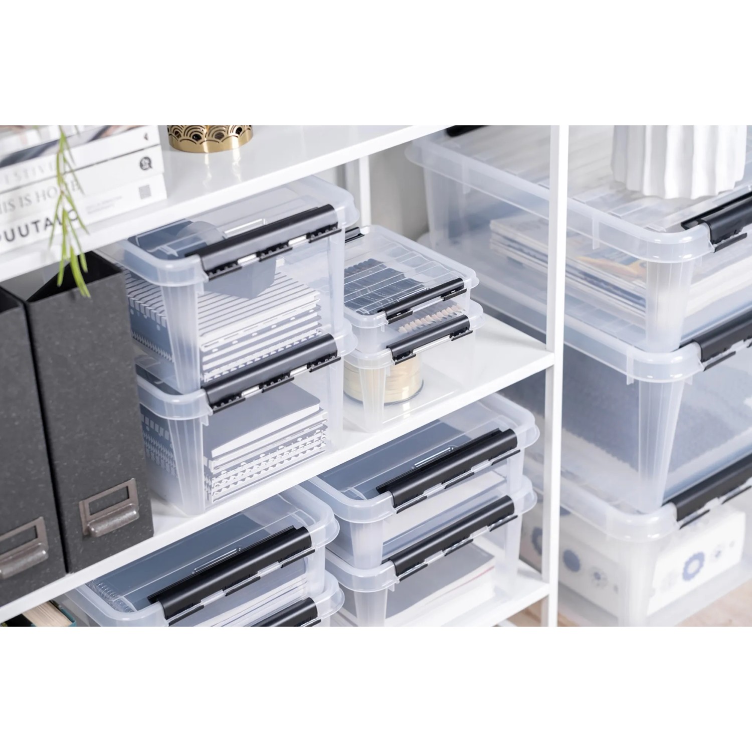 Transparente SmartStore Aufbewahrungsbox Classic 8 l mit Deckel im Regal.