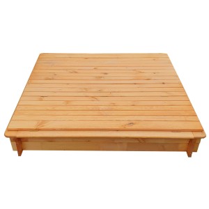 Geschlossener, quadratischer Sandkasten Donald aus Holz mit klappbarer Abdeckung.
