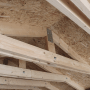 Innenansicht der Timbela Garage Premium: Holzrahmen und Dachkonstruktion der Fertiggarage.