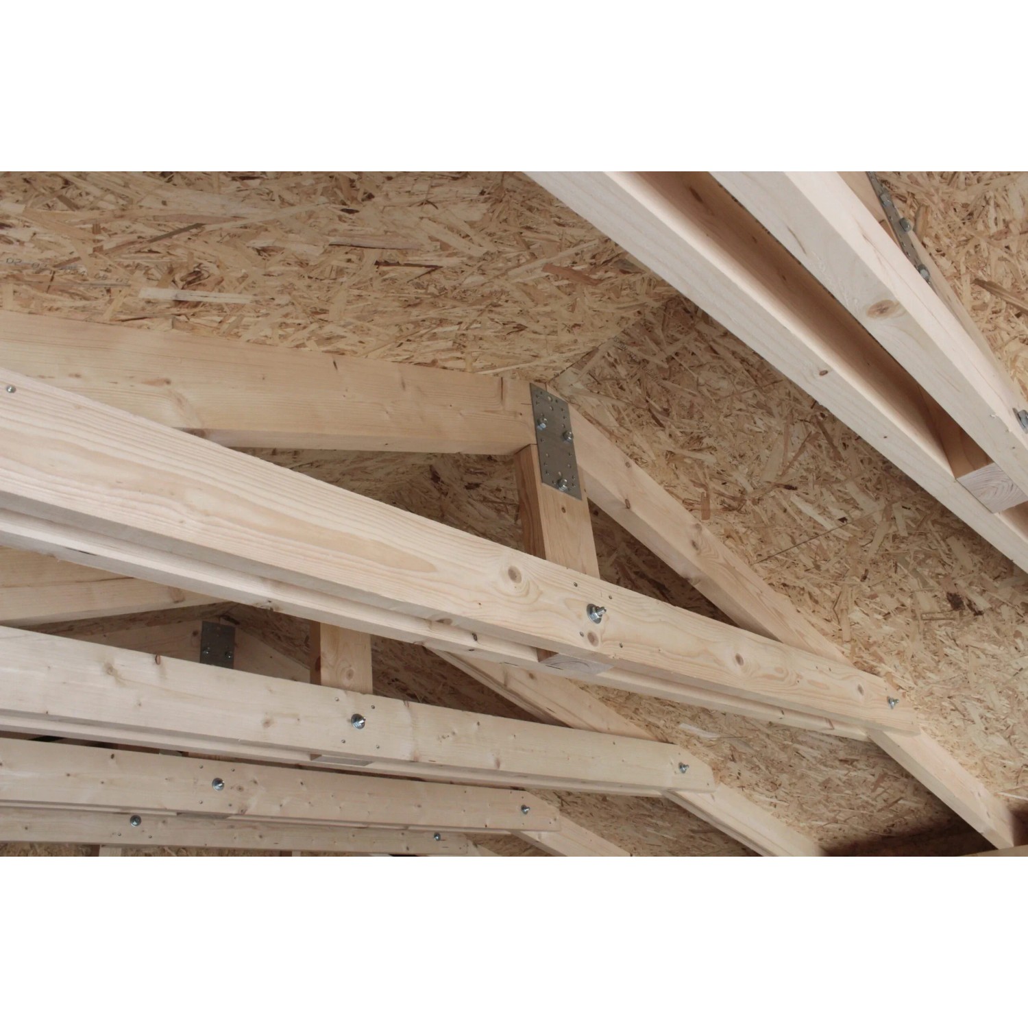 Innenansicht der Timbela Garage Premium: Holzrahmen und Dachkonstruktion der Fertiggarage.