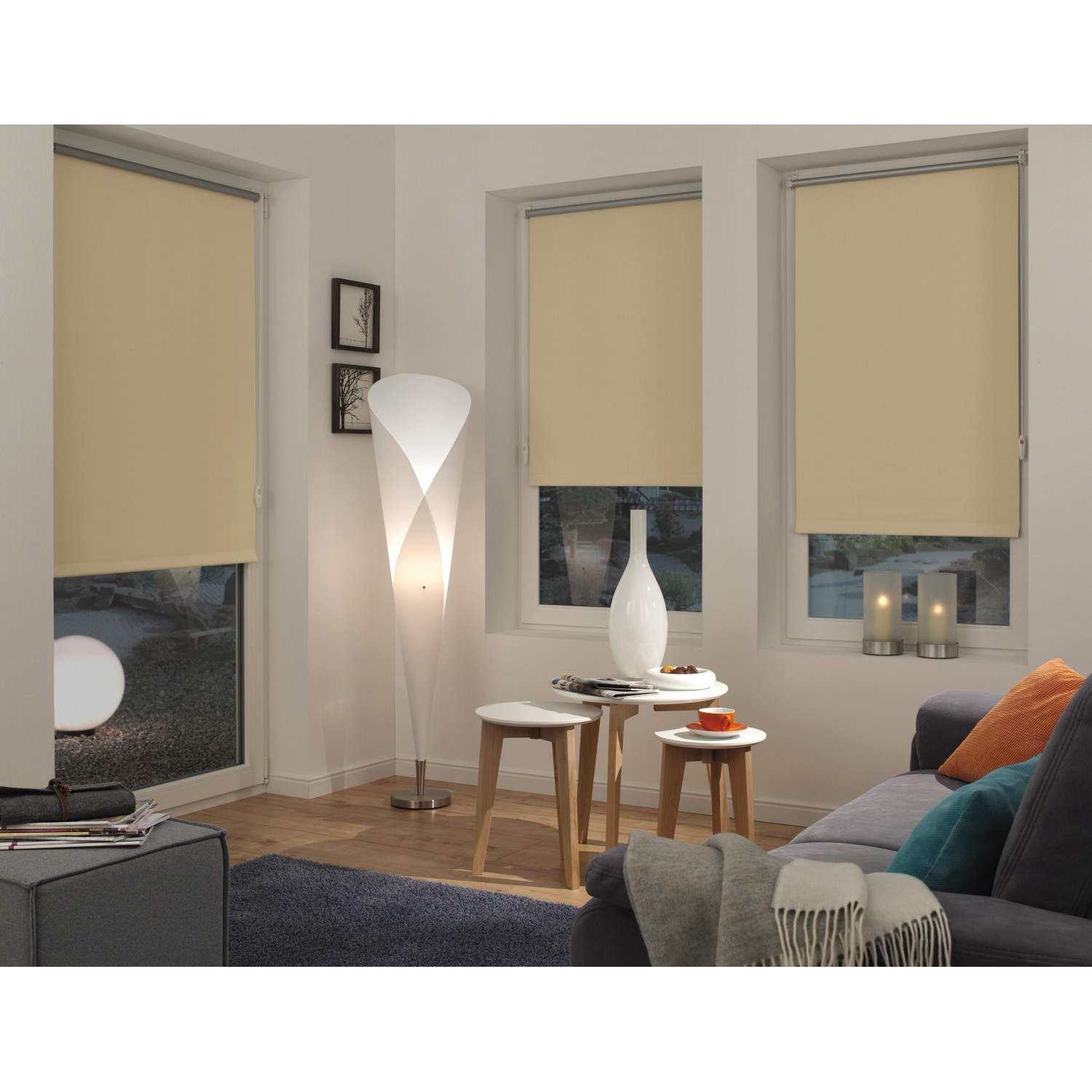 Gardinia EasyFix Rollo Thermo, 90x210 cm, Natur, im Wohnraum mit Couch und Fenstern.