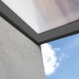 Detailansicht: Anthrazitfarbene Terrassenüberdachung Garda aus Aluminium mit klarer Doppelstegplatte.