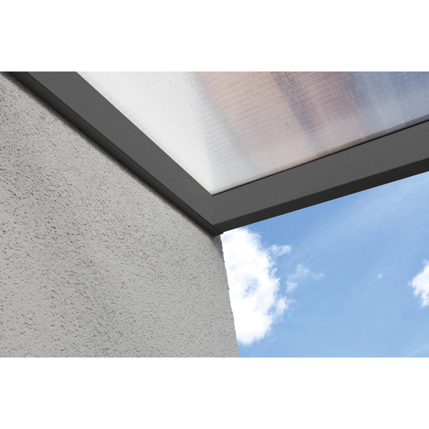 Detailansicht: Anthrazitfarbene Terrassenüberdachung Garda aus Aluminium mit klarer Doppelstegplatte.