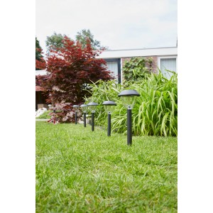 Reihe Luxform Solar-Steckleuchten Kodiak im Garten, anthrazitfarben, zur Wegbeleuchtung.