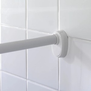 Detailaufnahme: Runde, verchromte Wenko Duschstange an weißer Wand.