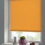 Orangefarbenes Gardinia EasyFix Rollo, 120x150 cm, am Fenster.
