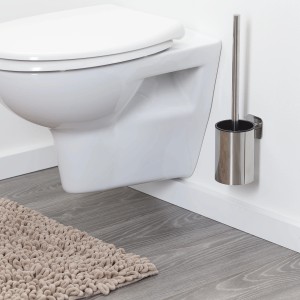Wandmontierte Tiger WC-Bürstengarnitur Colar aus poliertem Edelstahl neben einer Toilette.
