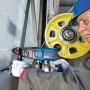 Bosch Professional GBH 2-26 Bohrhammer im Einsatz, bohrt Loch in Betonwand.
