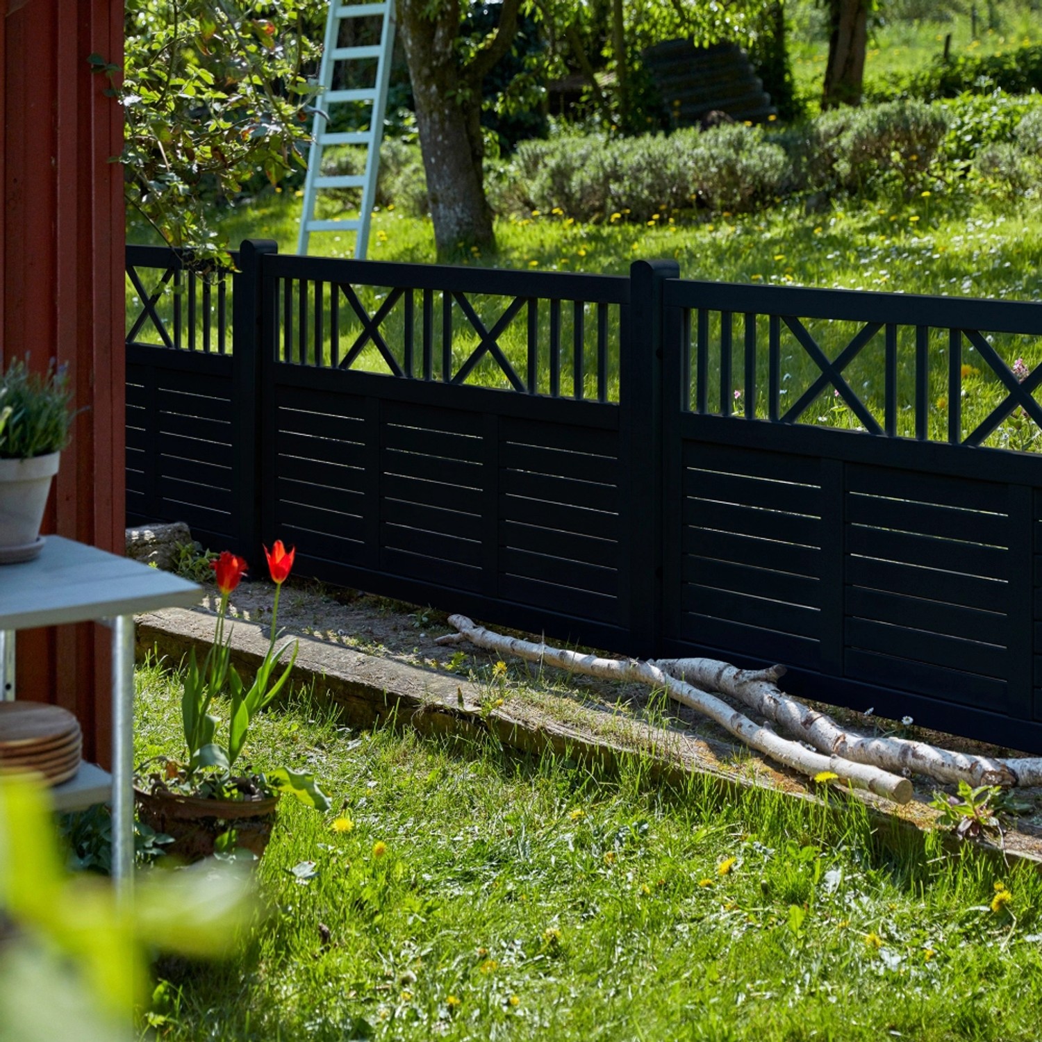 Schwarzer Vorgartenzaun Nostalgi aus Nadelholz, 180x95 cm, im Garten mit Leiter.