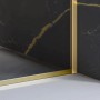 Detailaufnahme: Schulte Duschwand Walk In Trend 2.0 mit Goldoptik und schwarzer Marmorierung.