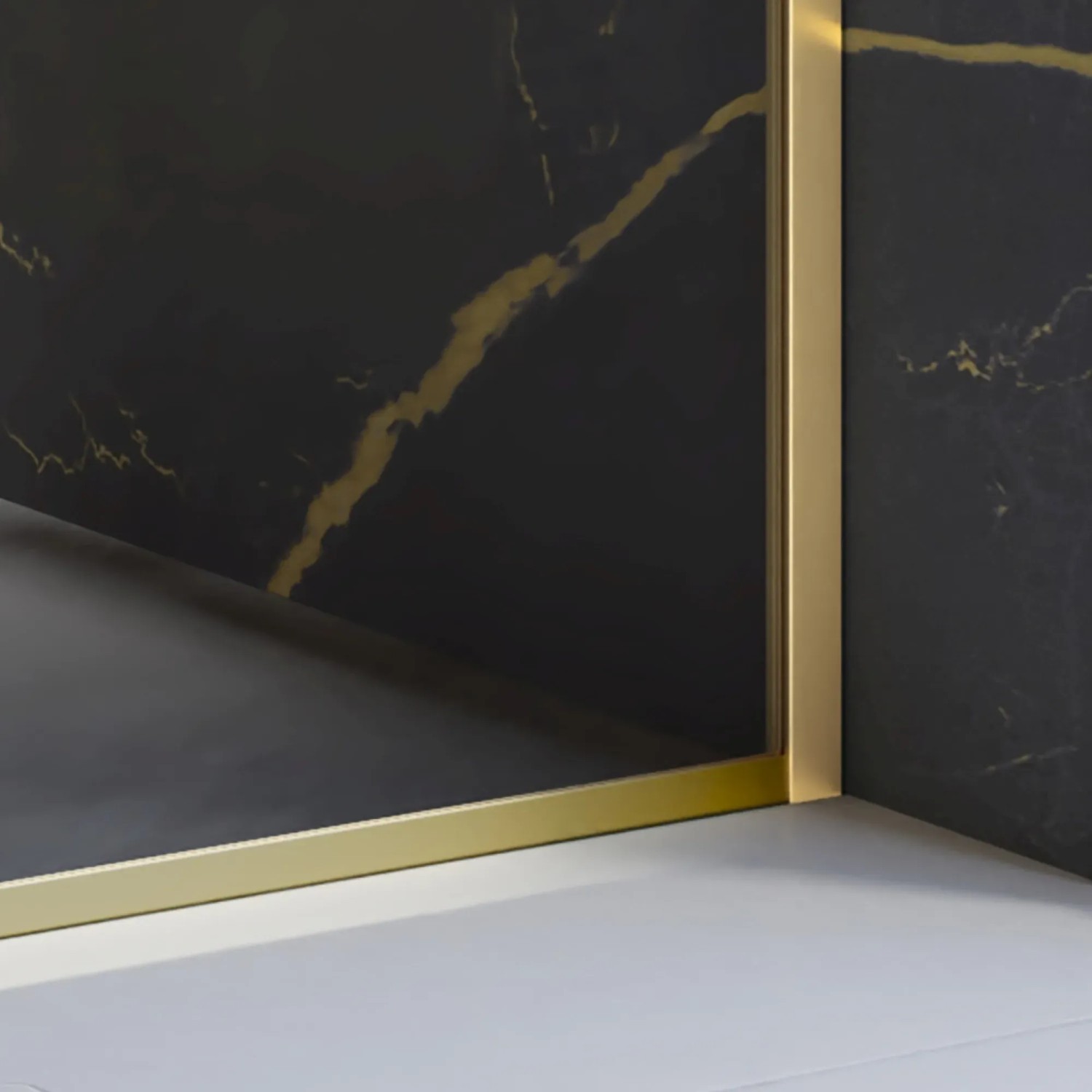 Detailaufnahme: Schulte Duschwand Walk In Trend 2.0 mit Goldoptik und schwarzer Marmorierung.