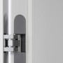 Detailaufnahme einer flächenbündigen, weißen Türzarge mit sichtbarem Türband.