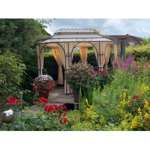 Ecrufarbene Eleo Vorhänge im 2er-Set am Pavillon im Garten, dienen als Wind- und Sichtschutz.