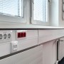 Weißer E2 Elektro Brüstungskanal aus PVC (2000 mm) mit Steckdosen und Datendose.