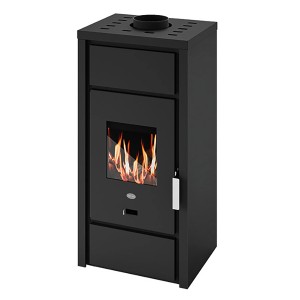 Schwarzer Blaze Kaminofen Ester 6 kW mit Sichtfenster und Flammen.