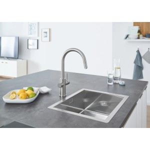 Grohe Blue Home Filtersystem Starter-Kit mit C-Auslauf in Supersteel an Spüle.