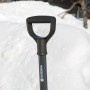 Detailaufnahme: Griff der Gardena ClassicLine Schneeschieber vor Schneehaufen.