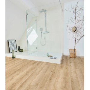 Heller Parador Designboden Modular One Eiche Pure Hell im Badezimmer mit Dusche.