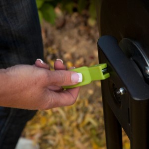 Detailaufnahme: Grüne Verriegelung am schwarzen Lifetime Trommelkomposter.