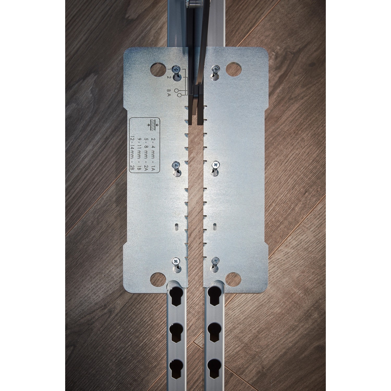 Wolfcraft VLC 1000 Vinyl- und Laminatschneider für präzise Schnitte bis 14 mm Stärke.