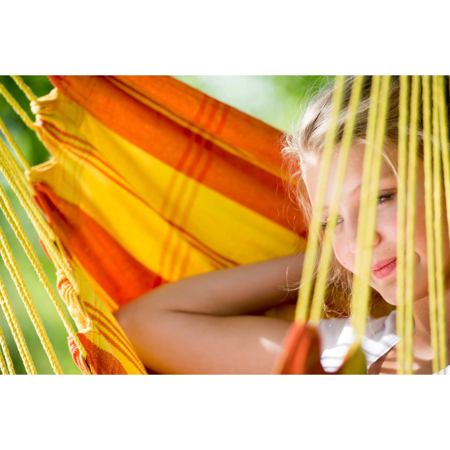 Mädchen entspannt im orange-gelben Amazonas Hängesitz Relax (130x100 cm).