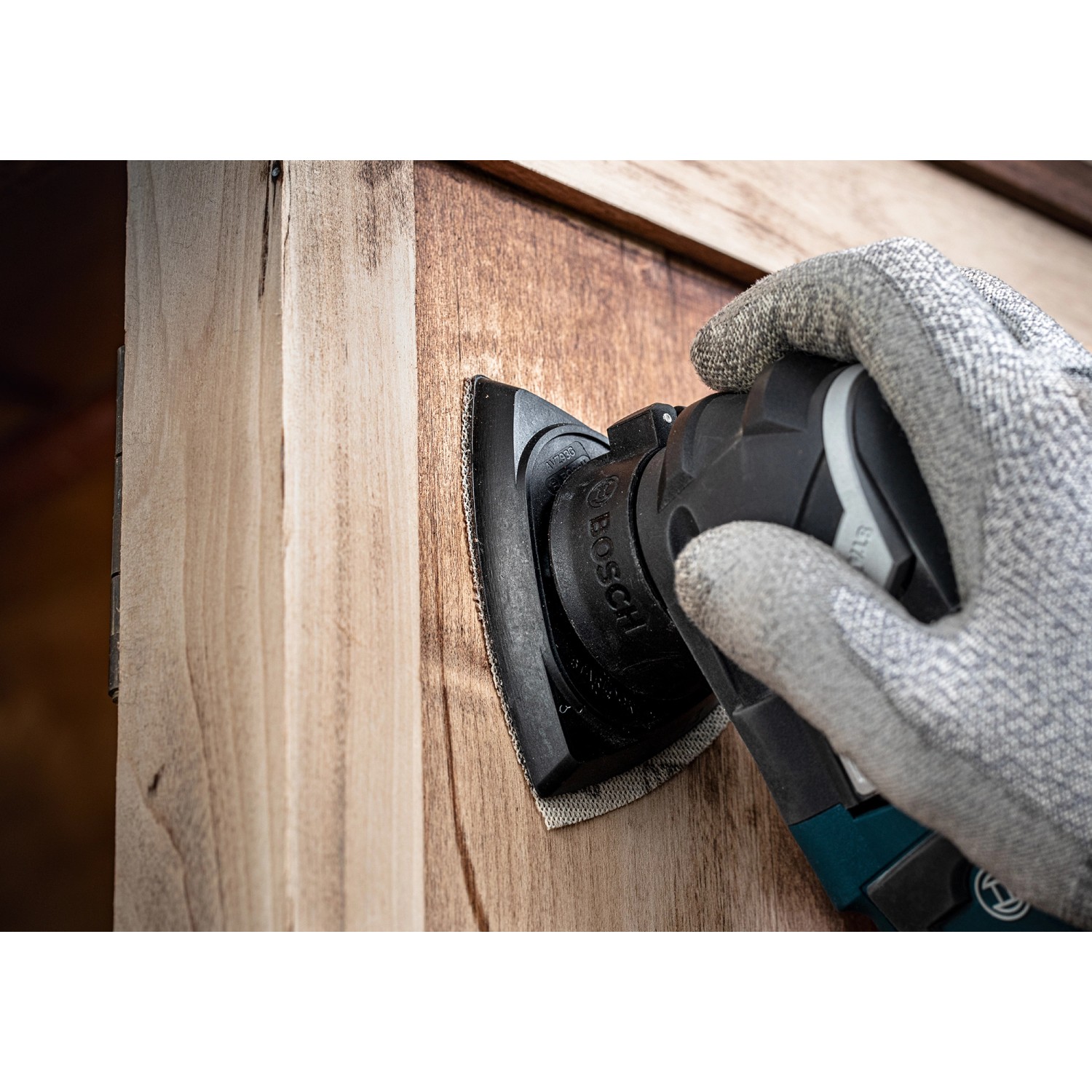 Bosch Expert C470 Deltaschleifer mit Schleifblatt K100 im Einsatz auf Holz.