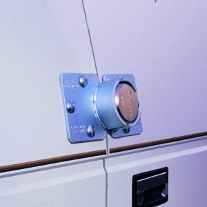 Master Lock Vorhängeschloss 736EURD mit verdecktem Bügel aus Stahl an einer Tür befestigt.