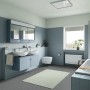 Modernes Badezimmer mit blauen Möbeln, gestrichen mit Alpina Möbel-Lack Tiefsee Seidenmatt.