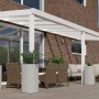 Weiße Terrassenüberdachung Professional (600x250 cm) mit Glas auf Terrasse mit Möbeln.