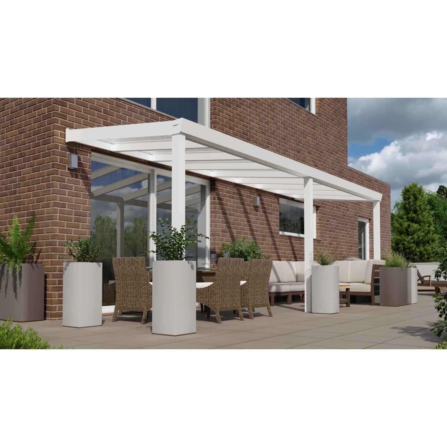 Weiße Terrassenüberdachung Professional (600x250 cm) mit Glas auf Terrasse mit Möbeln.