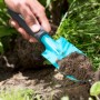 Gardena Blumenkelle Classic im Einsatz mit Erde. Gartenhandgerät mit ergonomischem Griff.