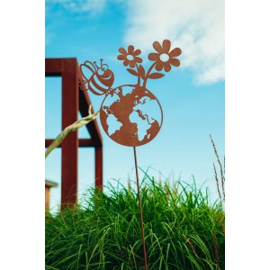 Ferrum Art Design Gartenstab Happy Planet, Rostbraun, 147cm hoch. Gartendeko mit Weltkugel, Blumen und Biene.