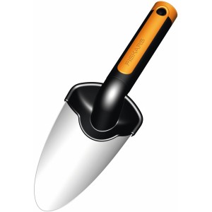 Fiskars Blumenkelle Premium, Gartenhandgerät mit orange-schwarzem Griff und silberner Kelle.
