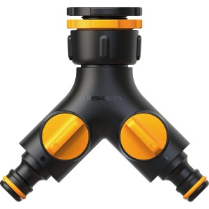 Fiskars 2-Wege-Ventil für Sprinkler-Systeme, Multi On/Off Doppelhahnverbinder aus schwarzem Kunststoff mit gelben Ventilen.