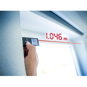 LUX Laser-Entfernungsmesser 12m bei Messung. Kompaktes Messwerkzeug mit rotem Laserstrahl.