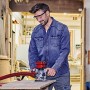 Mann arbeitet mit Einhell Akku-Oberfräse TP-RO 18 Li BL an Holz.