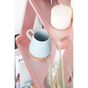 Dekoratives Regal mit Roségold Metallic Spray behandelt, mit Tasse und Kerze dekoriert.