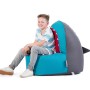 Bunter Sitzsack Shark Brava von Sitting Point in Hai-Form mit Kind.