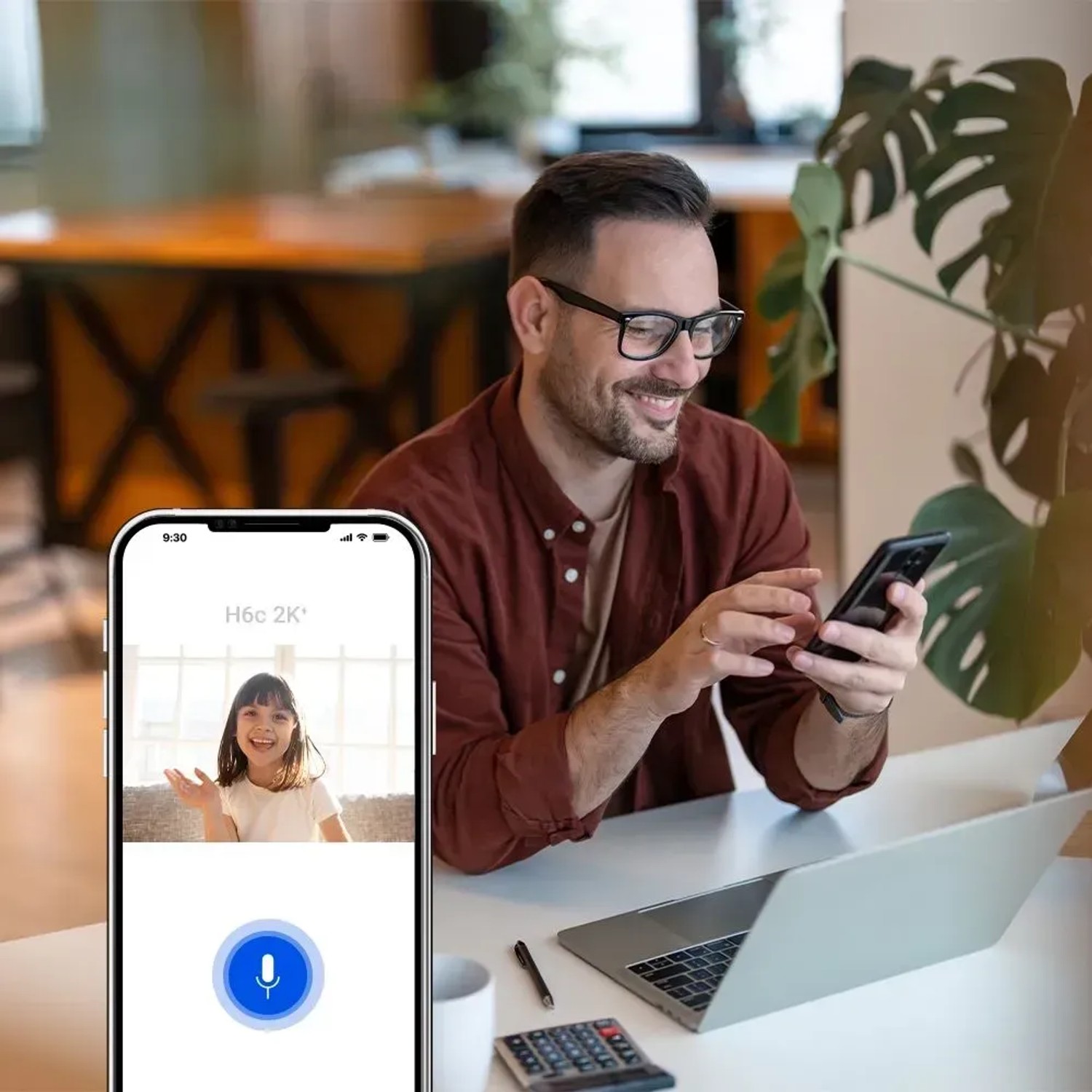 Mann nutzt die Ezviz H6c WLAN Überwachungskamera per App auf dem Smartphone.