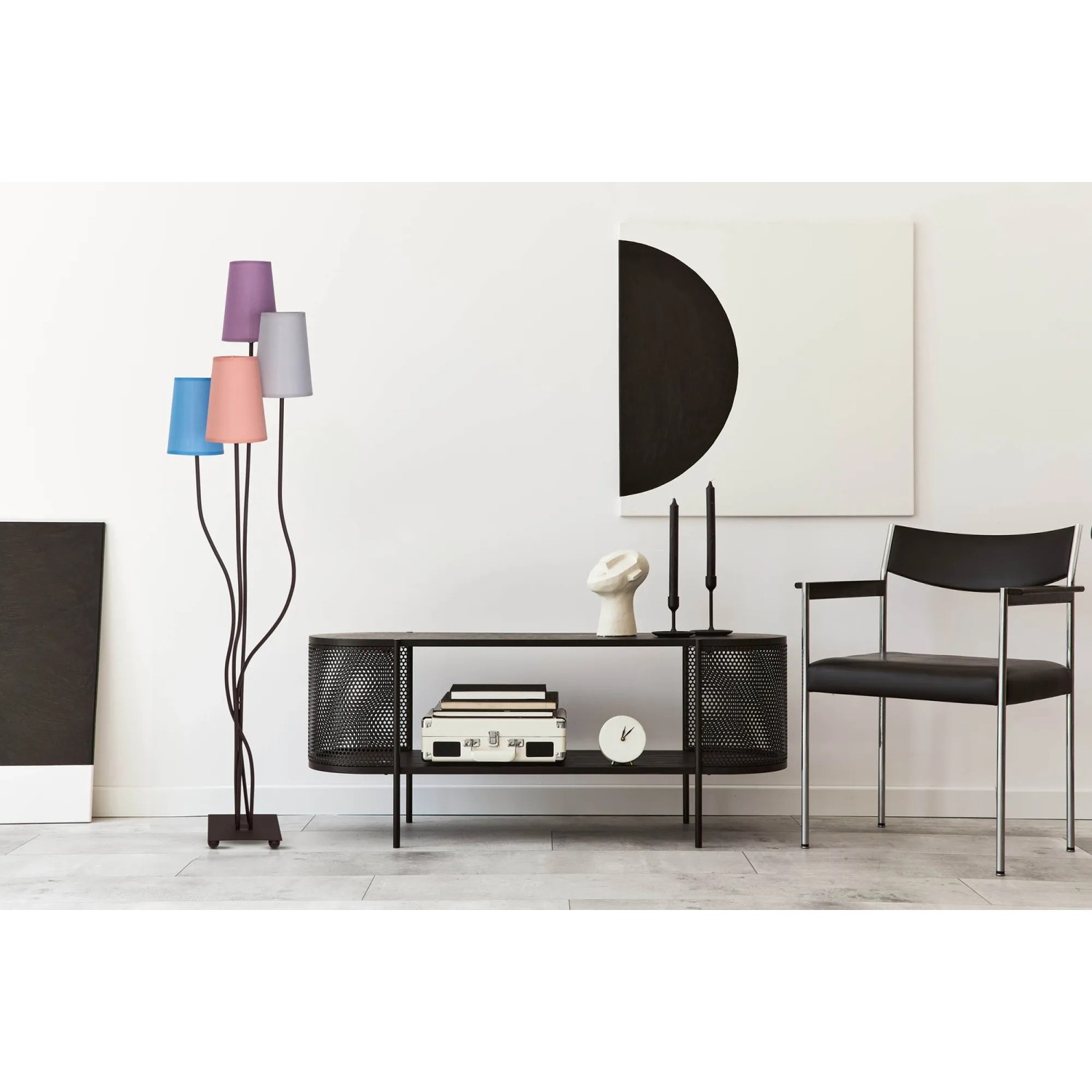 Bunte Näve Boho Stehleuchte mit 4 Lampenschirmen in Blau, Lila, Rosa und Grau, Höhe 138 cm.