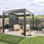Moderne Biohort Pergola 3x3 m in Dunkelgrau-Weiß mit Lamellendach und Sitzgruppe im Garten.