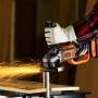 Black+Decker Akku-Winkelschleifer BCG720N in Aktion beim Schleifen mit Funkenflug.
