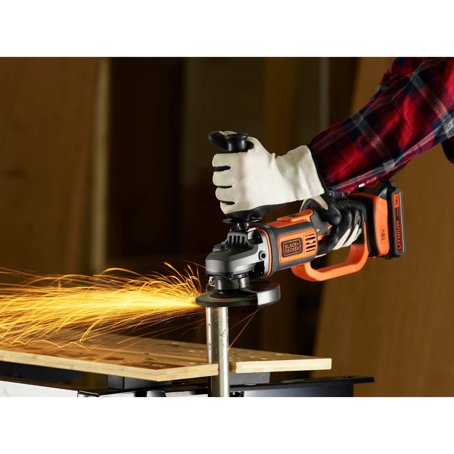 Black+Decker Akku-Winkelschleifer BCG720N in Aktion beim Schleifen mit Funkenflug.