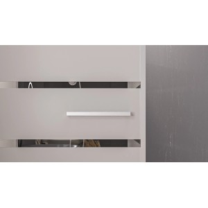 Detailansicht Aurlane Komplettdusche Study 90x90: Tür mit Griff und silbernen Akzenten.