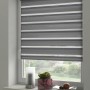 Gardinia Doppelrollo EasyFix, 60x150 cm, anthrazit, am Fenster mit Deko.