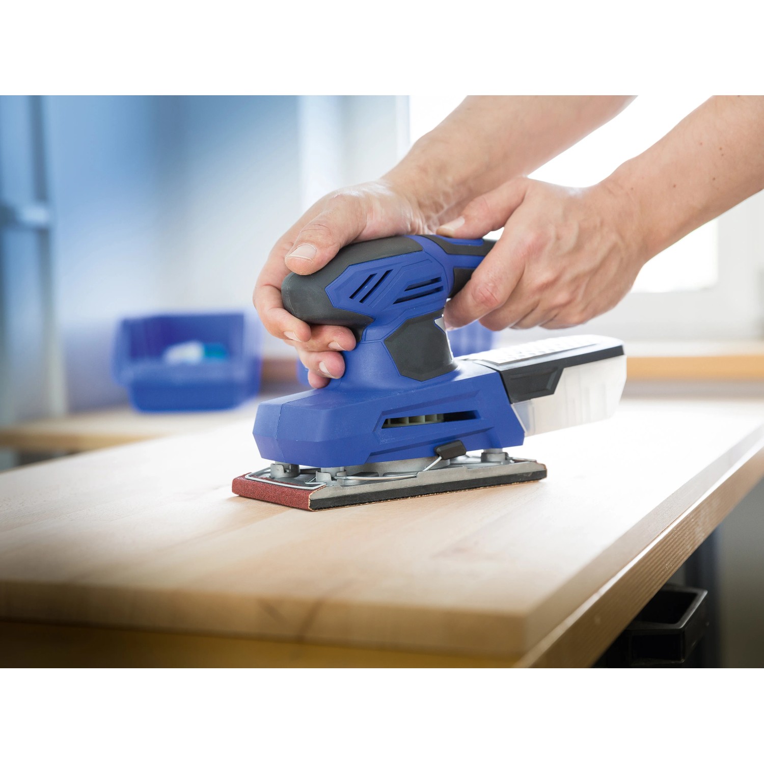 Schwingschleifer mit Schleifpapier zum Holz schleifen. Zubehör für Schwingschleifer.